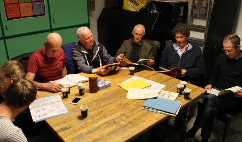 Bestuursleden van toen en nu, die bij het interview aanwezig waren. Foto: Kristel te Bokkel