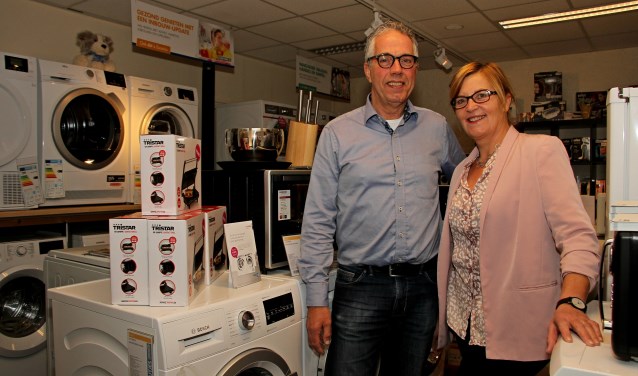 John en Hilda Rutjes in de winkel die wordt omgebouwd naar een showroom. Foto: Liesbeth Spaansen