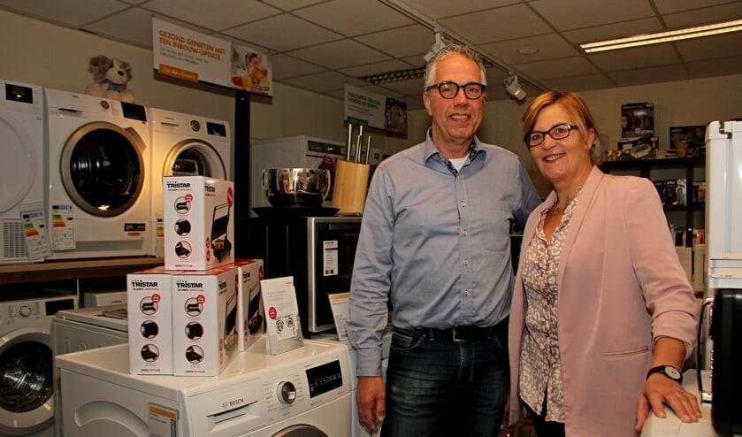 John en Hilda Rutjes in de winkel die wordt omgebouwd naar een showroom. Foto: Liesbeth Spaansen