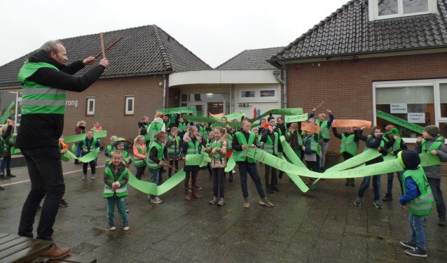 Onder aanvoering van locatiecoördinator Paul Knuivers trokken de leerlingen van De Driesprong luidruchtig een aantal keren rondom de school. Foto: Jan Hendriksen.