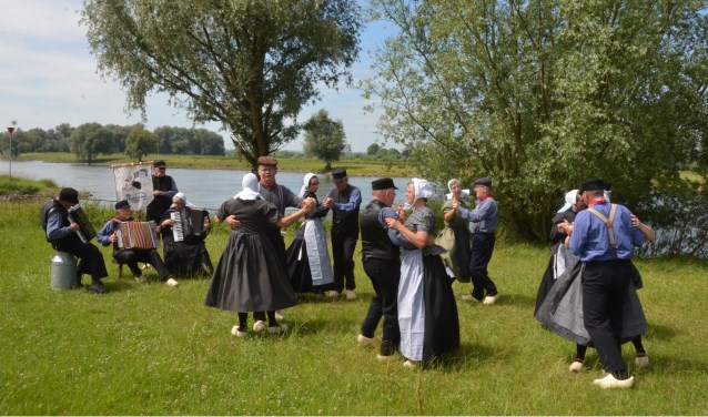 De Iesselschotsers dansen op live muziek bij de IJssel, straks ook in Sharjah. Foto: Johan Braakman