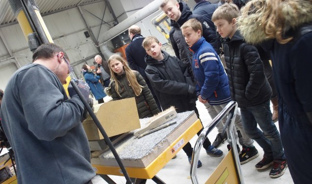Kinderen kregen bij Slotboom uitleg. Foto: Kristel Wolterink