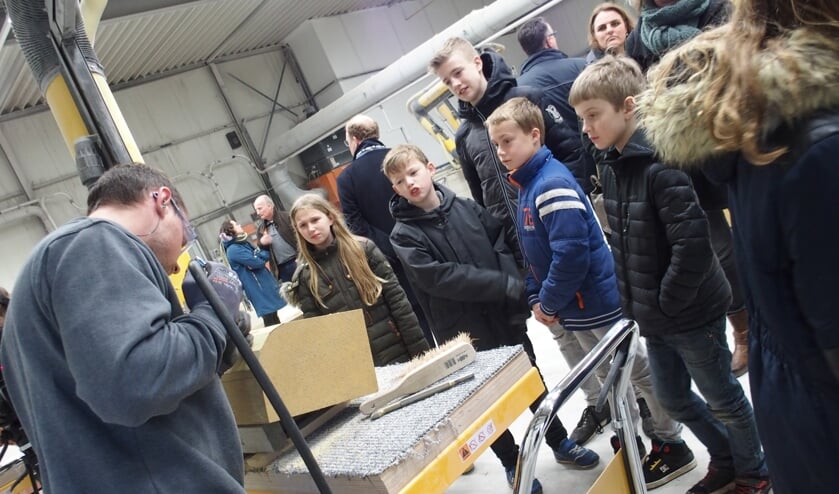 Kinderen kregen bij Slotboom uitleg. Foto: Kristel Wolterink