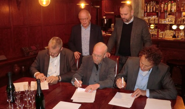 Op de foto v.l.n.r. staand: Jan Willem Garretsen (voorzitter IG&D) en Arthur Jansen (Penningmeester IBOIJ), Zittend wethouder Van de Wardt, Wout Buizert (SPBA secretaris) en Marcel Ernst (voorzitter SPBA. Foto: Walter Hobelman