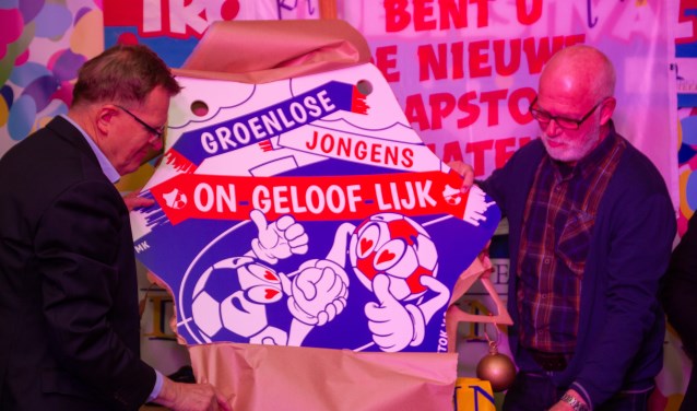 Hans Scheinck (links) en Harry Paf op 'de elfde van de elfde' bij de onthulling van het motto van KAPSTOK. Foto: Marcel Houwer