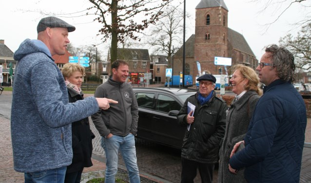 Een delegatie van Vitale Kern en VOV heeft samen met twee ambtenaren van de gemeente een rondgang gemaakt door het dorp om verkeersknelpunten en verbeterpunten in kaart te brengen. Foto: PR
