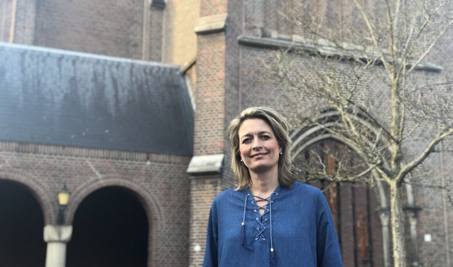Oud-wethouder Ilse Saris voor de Jacobuskerk in Winterswijk. Foto: PR Eendracht
