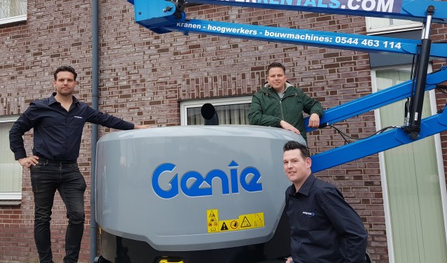 Nando Schutten (links), Wesley Helmers (zittend) en Luc Nijhuis op materieel dat ingezet gaat worden bij Beltrumse evenementen. Foto: Henri Walterbos