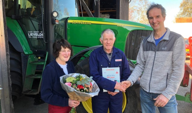 Voorzitter Luc Ratering feliciteert Leo ten Have en zijn vrouw Agnes met het gouden jubileum. Foto: eigen foto