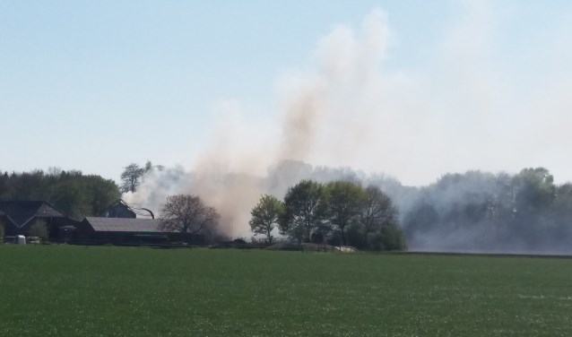 De schuurbrand aan de Brand in schuur aan Tulenstraat in Breedenbroek werd rond 15.00 uur opgemerkt. Foto: Gelderse Post