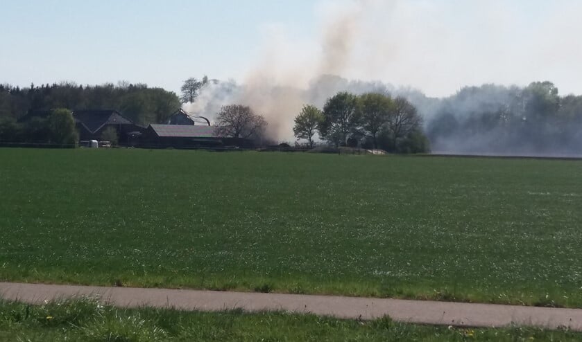 De schuurbrand aan de Brand in schuur aan Tulenstraat in Breedenbroek werd rond 15.00 uur opgemerkt. Foto: Gelderse Post