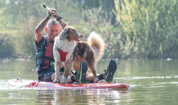 Dog survival bij Markant in Braamt; hond en baas in balans op een surf board. Foto: Burry van den Brink