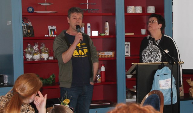 Richard Jongetjes vertelt over zijn reden om Music & Memory te initiëren; rechts Joke Meinen van SZMK. Foto: Lydia ter Welle