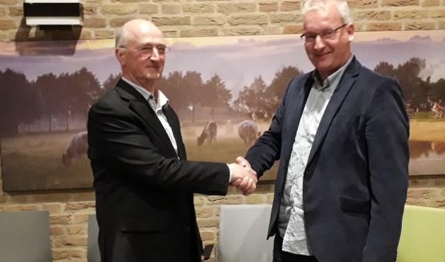 Jos Baak (links) geeft zijn opvolger Wilfried Groot Zevert een handdruk en wenst hem succes. Foto: PR