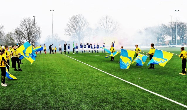 Gepaard gaande met veel vuurwerk betreden VIOS en Grol het veld. Foto: Theo Huijskes