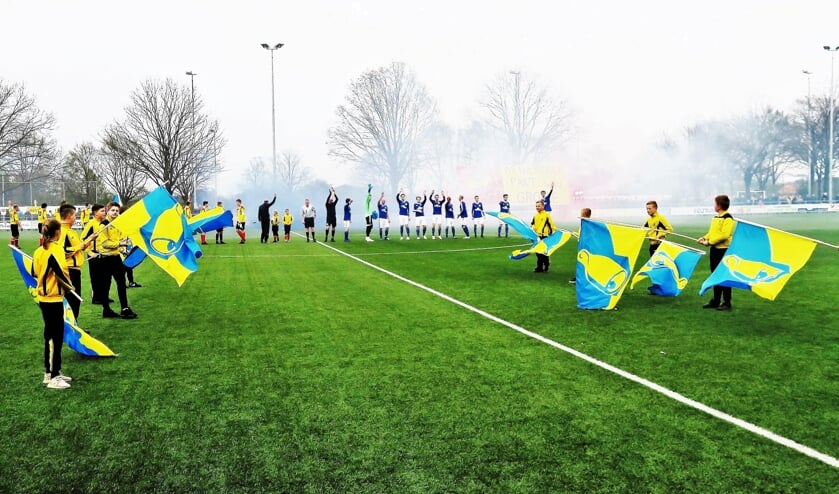 Gepaard gaande met veel vuurwerk betreden VIOS en Grol het veld. Foto: Theo Huijskes
