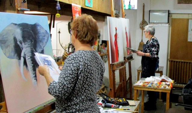 Cursisten aan het werk in het atelier van Latente Talenten in Halle. Foto: Vera van Loon