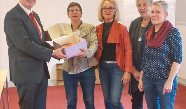 Uitreiking van de rode taart aan de frontoffice medewerkers van de vrijwilligerscentrale in Zutphen. Foto: PR