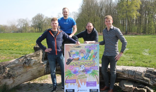 Van links naar rechts Martijn Fokkink, Bastiaan Brinkman, Niels Blikman en Luuk Rouwhorst kijken samen al weer uit naar Reurpop. Foto: Lydia ter Welle