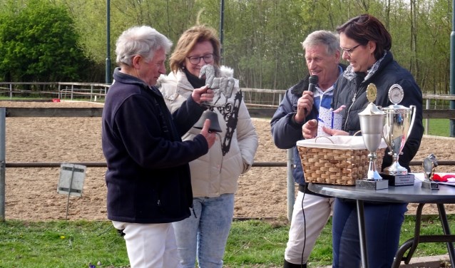 Jacques en Carla Kempers in het zonnetje gezet voor 40 jaar oefenterrein. Foto: PR