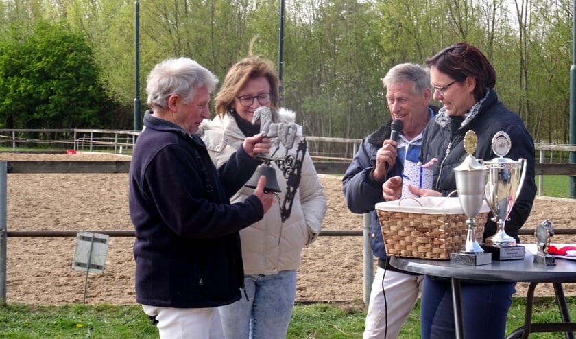 Jacques en Carla Kempers in het zonnetje gezet voor 40 jaar oefenterrein. Foto: PR
