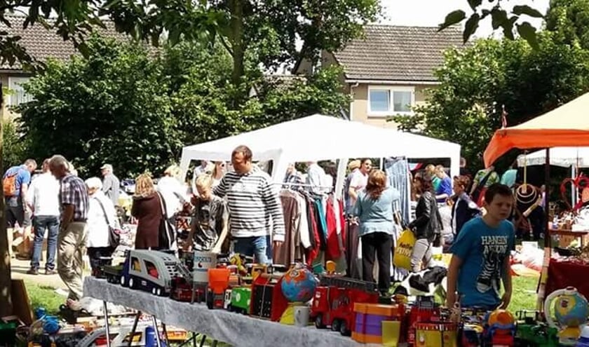 Drukte op de Vriezenkamp bij de rommelmarkt. Foto: PR