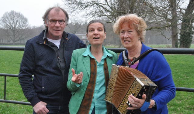 Henk Beunk, Helma Snelooper en Gerda Reijnders treden op de poëzieklinkplek op het landgoed Enghuizen op. Foto: PR