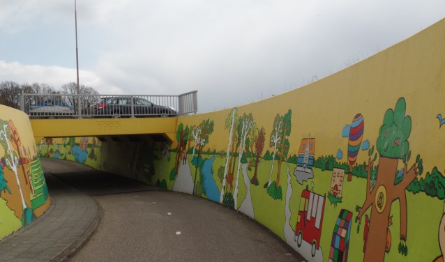 De vaste werkgroep van de Kunsttunnel in Ruurlo is afgelopen week weer druk bezig geweest met het reinigen van de wanden van de tunnel. Foto: PR.