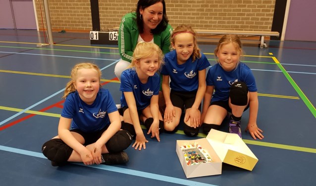 De mini's met hun trainster en natuurlijk de kampioenstaart. Foto: PR