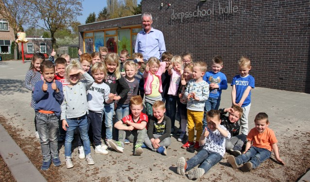Meester Bert Eskes tussen de kleuters van zijn Dorpsschool Halle. Foto: Liesbeth Spaansen