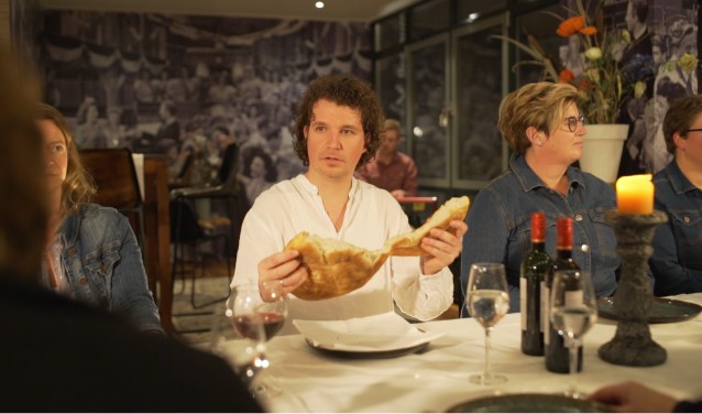 Hans Roerdinkholder breekt als Jezus het brood. Foto: PR