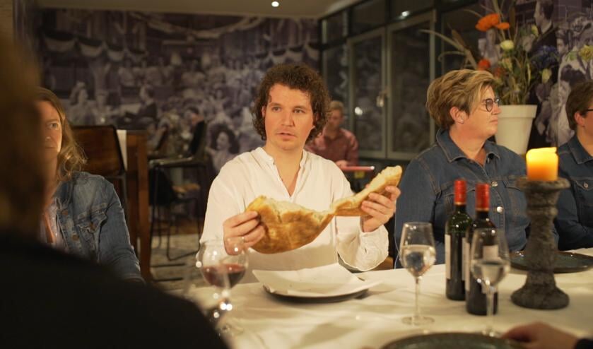 Hans Roerdinkholder breekt als Jezus het brood. Foto: PR
