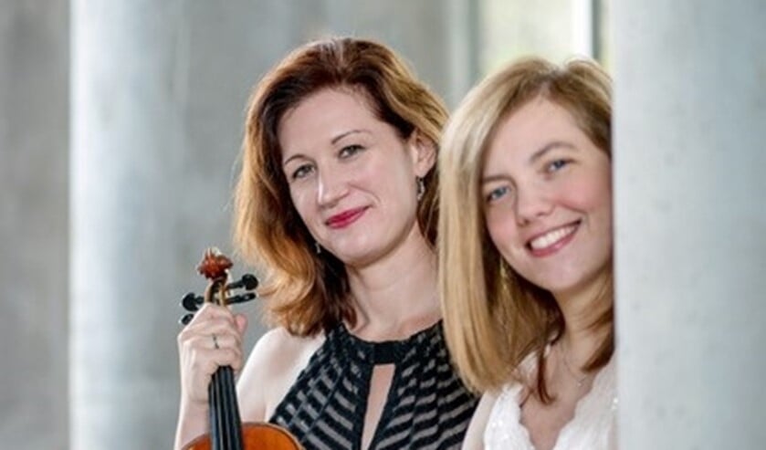 Rebecca Huber op viool en Petra Somlai op fortepiano, de vroegste versie van de piano, in het Ouhrlokaal. Foto: PR