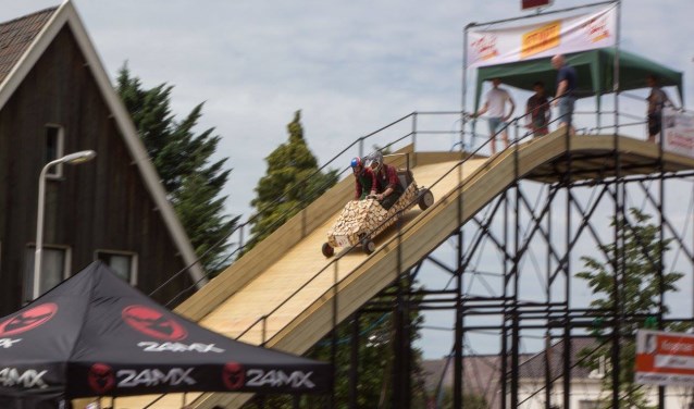 Hout is goud, de winnaar van de allereerste zeepkistenrace van de kermis in Lievelde. Foto: PR