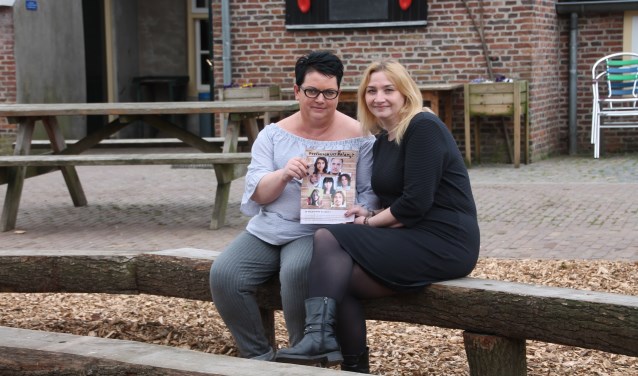 Natascha Hengeveld en Esmeralda Bouwhuis (rechts) zijn de organisatoren van de SamenWij-bijeenkomsten. Foto: Lydia ter Welle