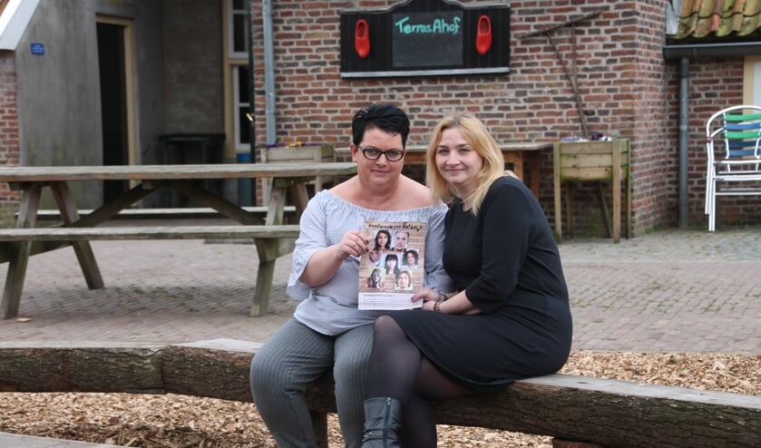 Natascha Hengeveld en Esmeralda Bouwhuis (rechts) zijn de organisatoren van de SamenWij-bijeenkomsten. Foto: Lydia ter Welle