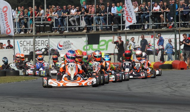 Luna Bloem aan kop met nummer 19 karting allemaal jagende jongens achter haar. Foto: Gijs Kaligis/RaceXpress.nl