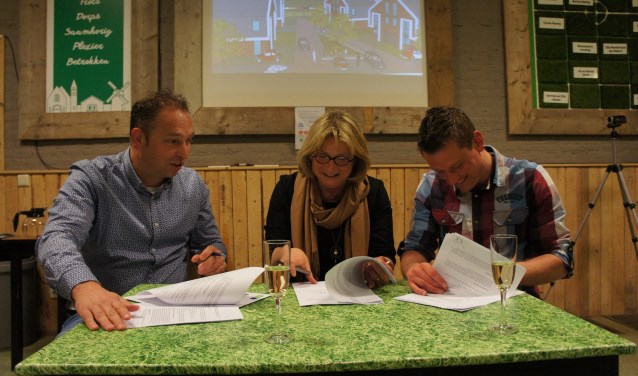 Voor 1 euro is De Zomp van Loil. Wethouder Ruth Mijnen, Sander Bosman en Harm Peters tekenen voor de overname. Foto: Susan Wiendels