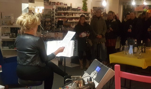 Mirjam van Erp leest eigen verhalen voor bij Wiegerink. Foto: Mark Ebbers