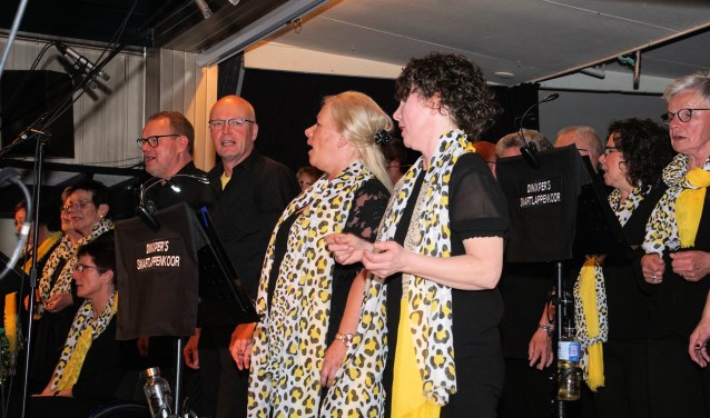 Het Dinxpers Smartlappenkoor zingt enthousiast. Foto: Frank Vinkenvleugel
