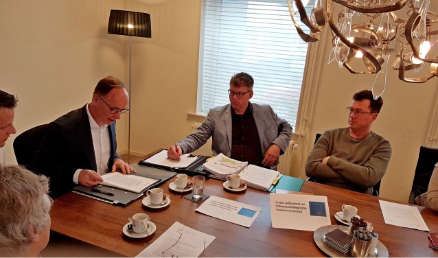 Notaris Kleinburink tekende met een aantal partijen voor de herverkaveling, andere partijen liet die dag met een volmacht de akte passeren. Foto: Marloes van den Berg Beernink