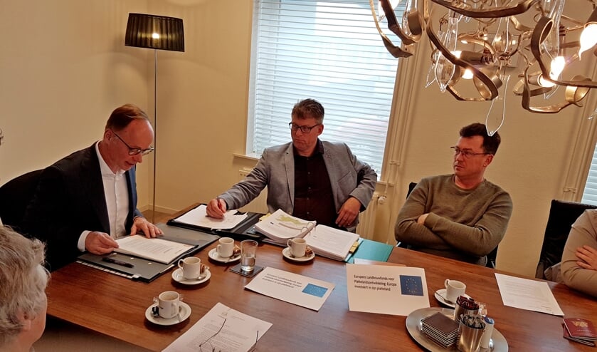 Notaris Kleinburink tekende met een aantal partijen voor de herverkaveling, andere partijen liet die dag met een volmacht de akte passeren. Foto: Marloes van den Berg Beernink