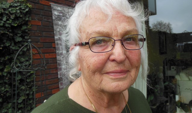 Truus Zandberg coördineert voor de regionale afdeling van het Rode Kruis de Telefooncirkel. Hoewel hartstikke vief sluit zij niet uit zich binnenkort zelf ook aan te melden. 'Voor de zekerheid'. Foto: Eric Klop