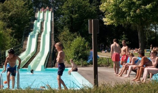 Als de voorverkoop van de abonnementen een voorteken is van de verloop van de rest van het komend zwemseizoen dan kan het personeel van zwembad De Meene 'de borst nat maken'. Foto: PR.