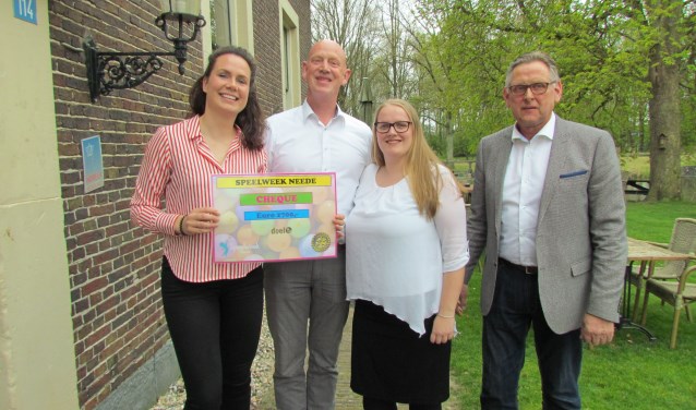Het bestuur van de stichting Speelweek en rechts Ben te Grotenhuis van Rotary Club Neede. Foto: Rob Stevens