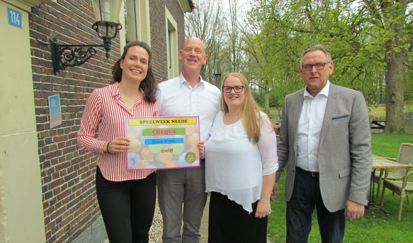 Het bestuur van de stichting Speelweek en rechts Ben te Grotenhuis van Rotary Club Neede. Foto: Rob Stevens