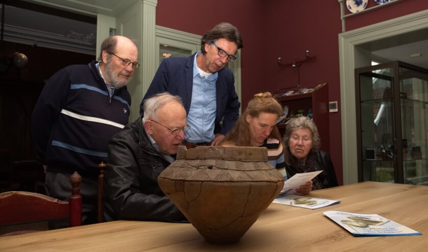 De ondertekening van de bruikleenpapieren. Foto: Peter Koopmanschap