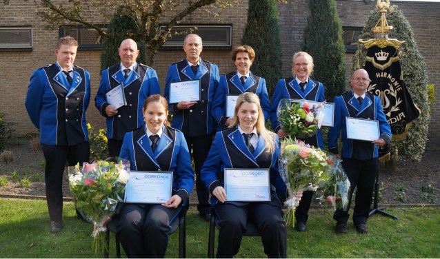 Voorzitter Harmen Kraassenberg (l.) huldigde jubilarissen (v.l.n.r.) Willem Groot Bruinderink, Martin Kraassenberg, Gerda Lenderink, Wendy Boerman en Rolf Boerman; zittend v.l.n.r.: Paula Groot Bruinderink en Iris Groot Bruinderink. Foto: Rudy Gerrits