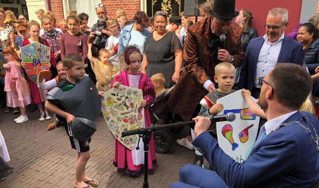 Terborgse leerlingen presenteren de schilden aan burgemeester Otwin van Dijk. Foto: Miriam Szalata