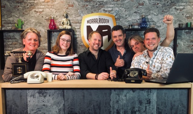 Het team van de live-uitzendingen, met in het midden presentator Bart Kolkman. Foto: De Moraalridder
